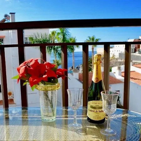 Beautiful Apartment With 3 Bedrooms And 1 Bathroom Very Close To The Ocean Διαμέρισμα *